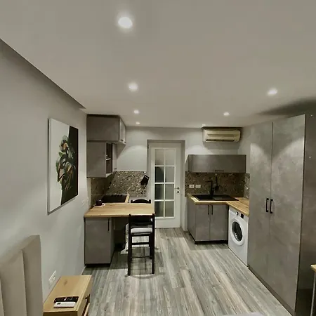 At U.s Embassy 02 Appartement