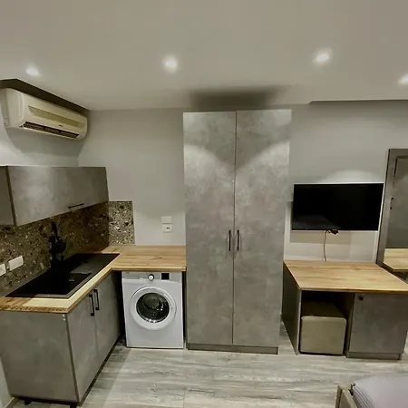 At U.s Embassy 02 Appartement *